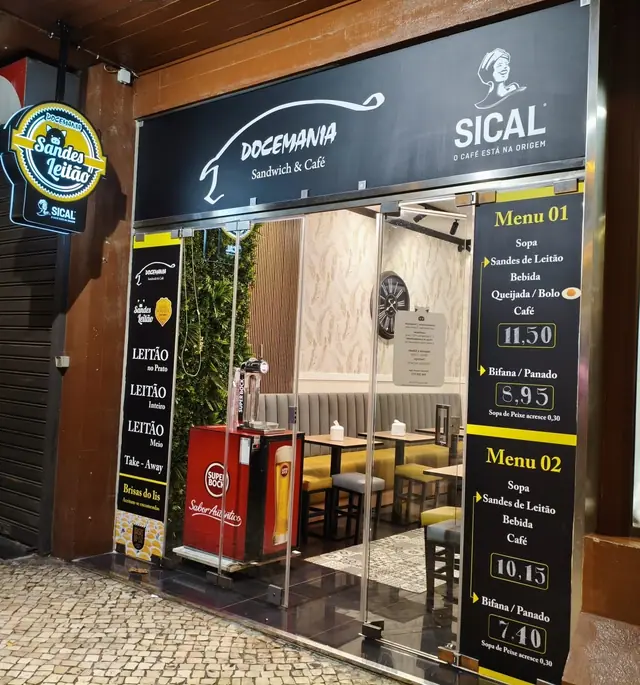 Montra da Docemania no Maringá à noite, com o letreiro iluminado Sandes Leitão
