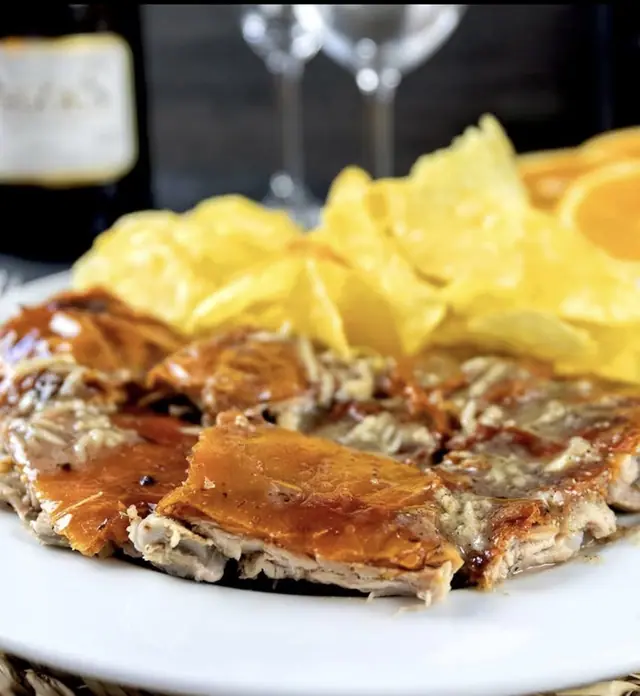 Prato de leitão com batatas fritas às rodelas