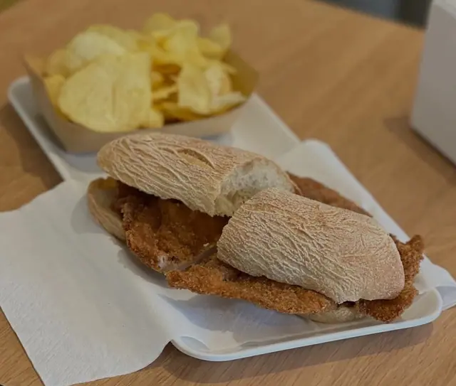 Sandes de panado no pão, com batatas fritas